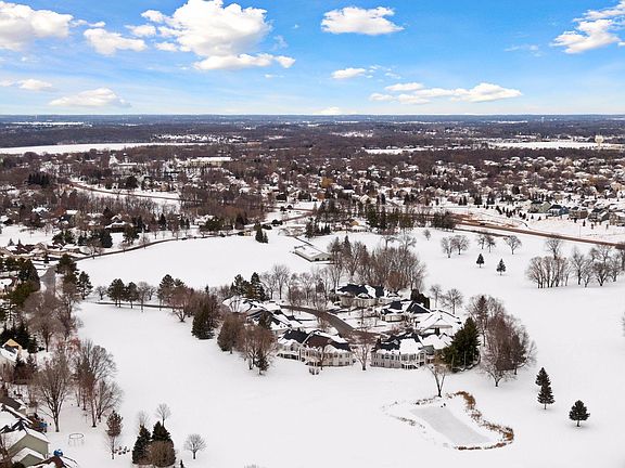 3rd image of 8825 Pointe Vista Dr