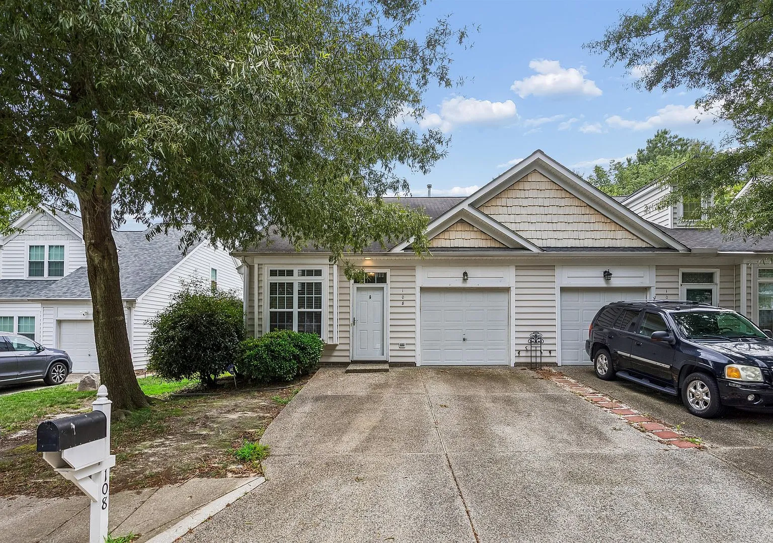 3 BR 3 BA Townhouse — Photo 1
