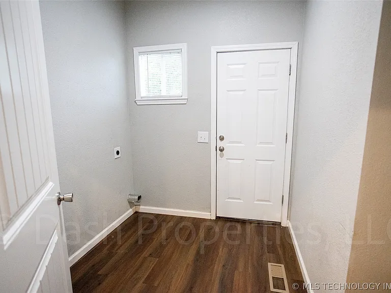 821 S Quaker Ave — Photo 28