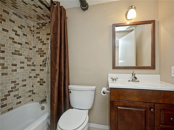 4th image of 1304 Mariposa Dr APT 142