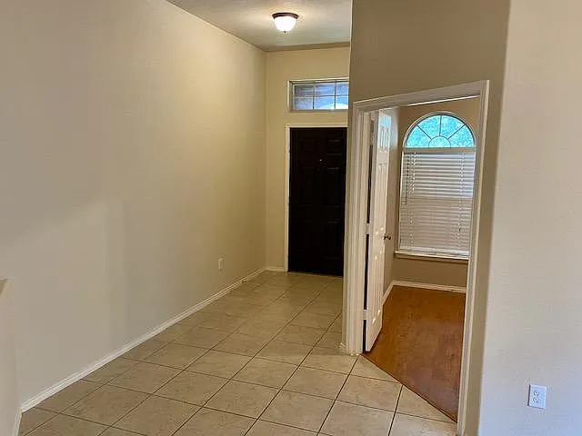 4 bed, 2106 sqft, $2,295 — Photo 2