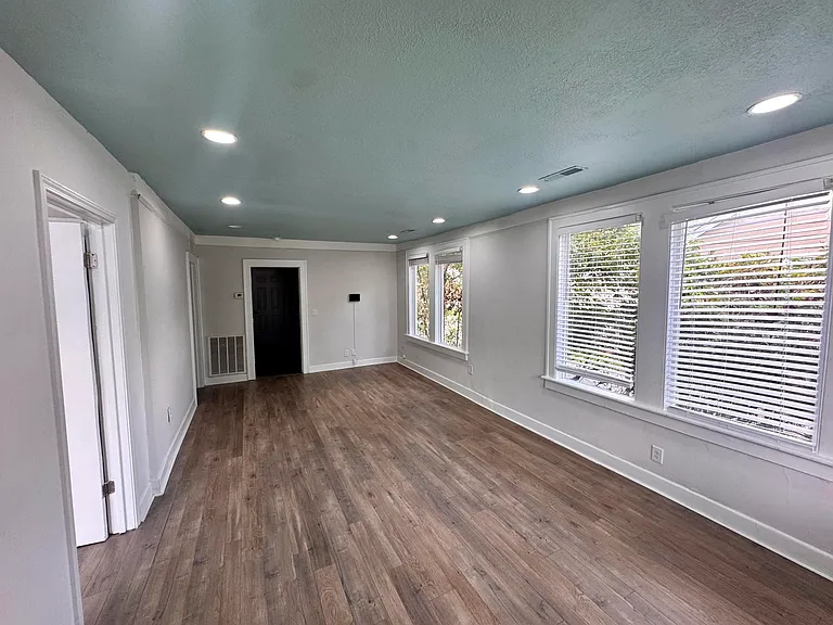 2132 Dorchester Rd — Photo 3