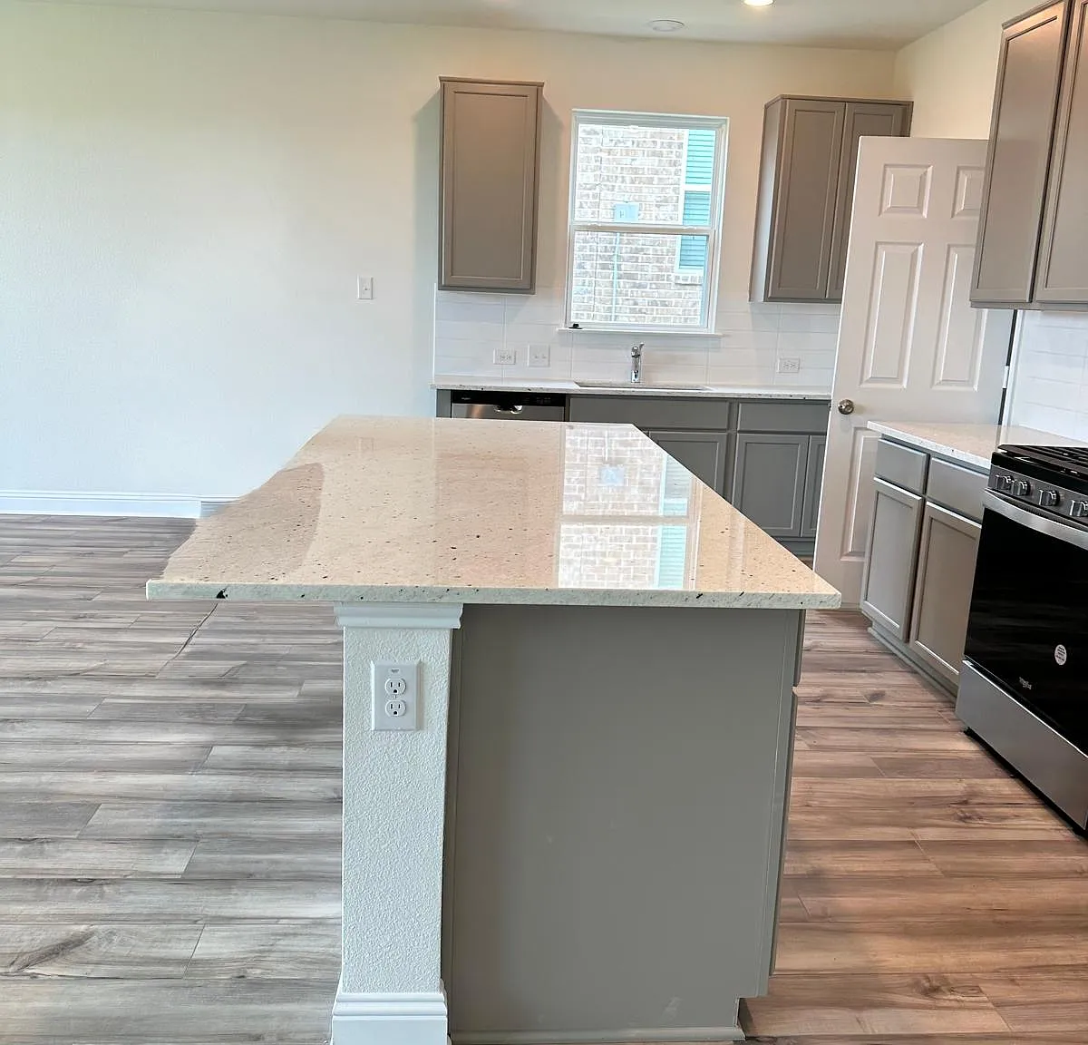 3 bed, 1610 sqft, $2,295 — Photo 3