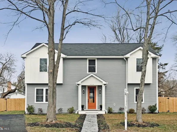 656 Stuart Ct, Herndon, VA 20170