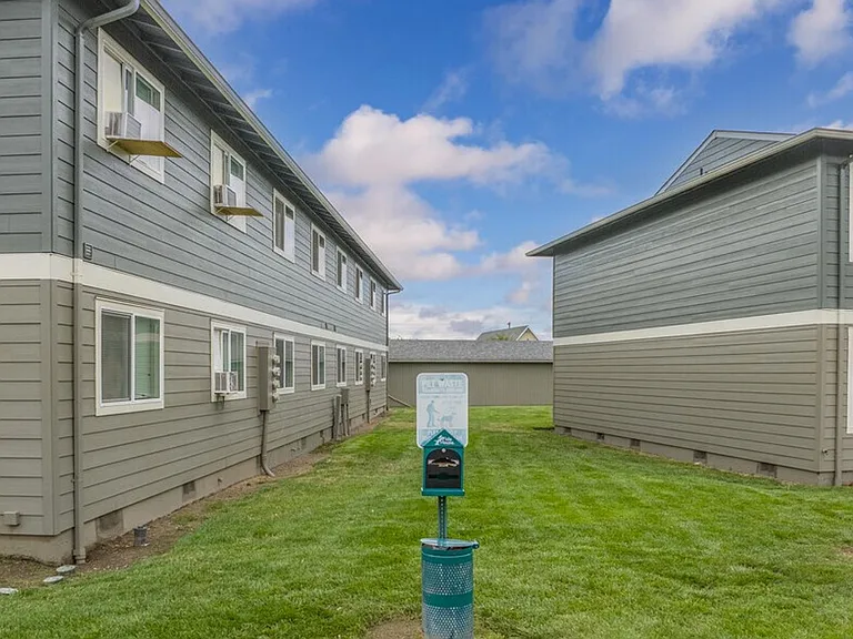 Brighton Park East Apartments — Photo 41