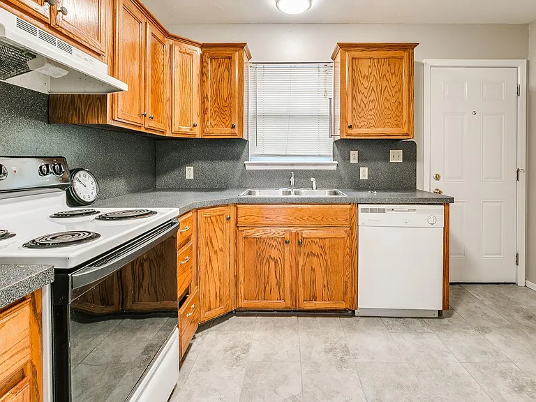 828 Russell Cir #828 — Photo 5
