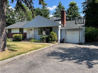 40 Willits Rd, Glen Cove, NY 11542