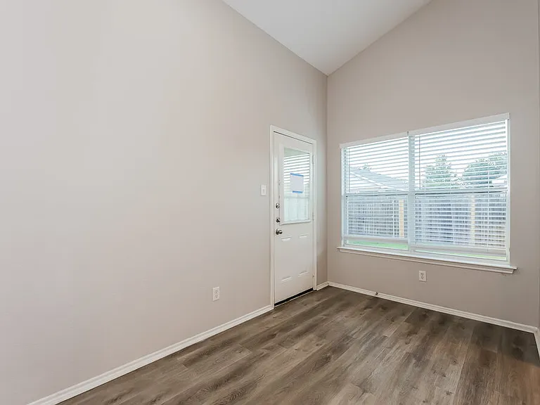 1108 Boxwood Dr — Photo 5