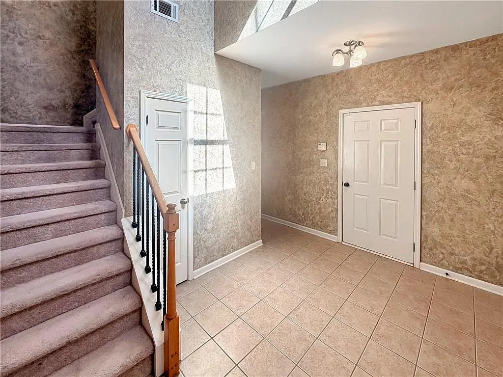 4 bed, 4.0 bath, 2273 sqft, $2,200 — Photo 2