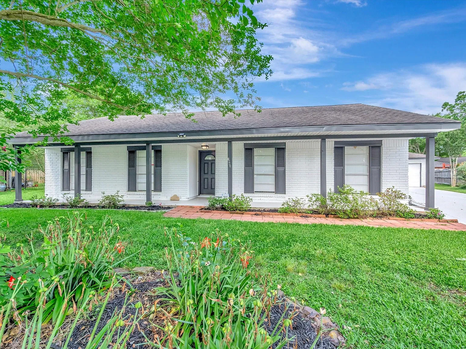 3 bed, 2.0 bath, 2129 sqft, $2,650 — Photo 2