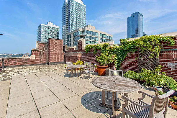 Sold by Compass | media 17