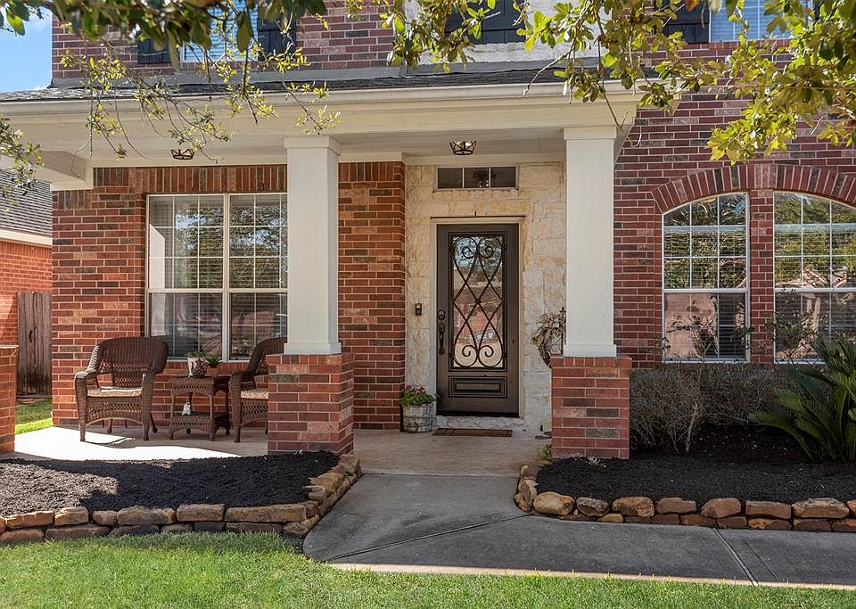 Welcome to 18723 Summercliff Lane in the sought-after neighborhood of Villages of Northpointe. This well cared for home boasts a pool, hot tub, updated kitchen and amazing back yard. Let's take a look.