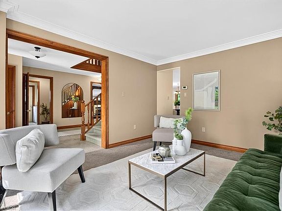 5th image of 339 Kingsway Pl