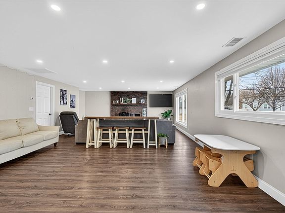 3rd image of 11 Pontiac Rd