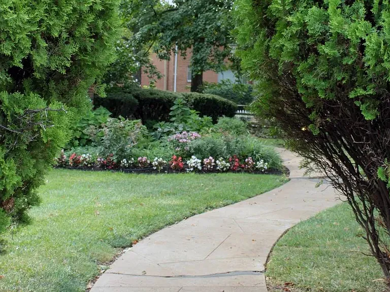 White Bluff Apartments — Photo 9
