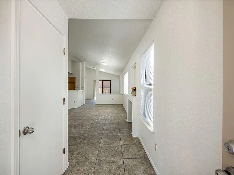 2136 Pioneer Ave — Photo 5