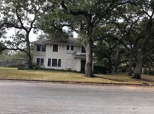 807 E 8th St, Cameron, TX 76520