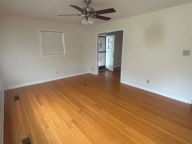 1805 Stevens Dr NE — Photo 2