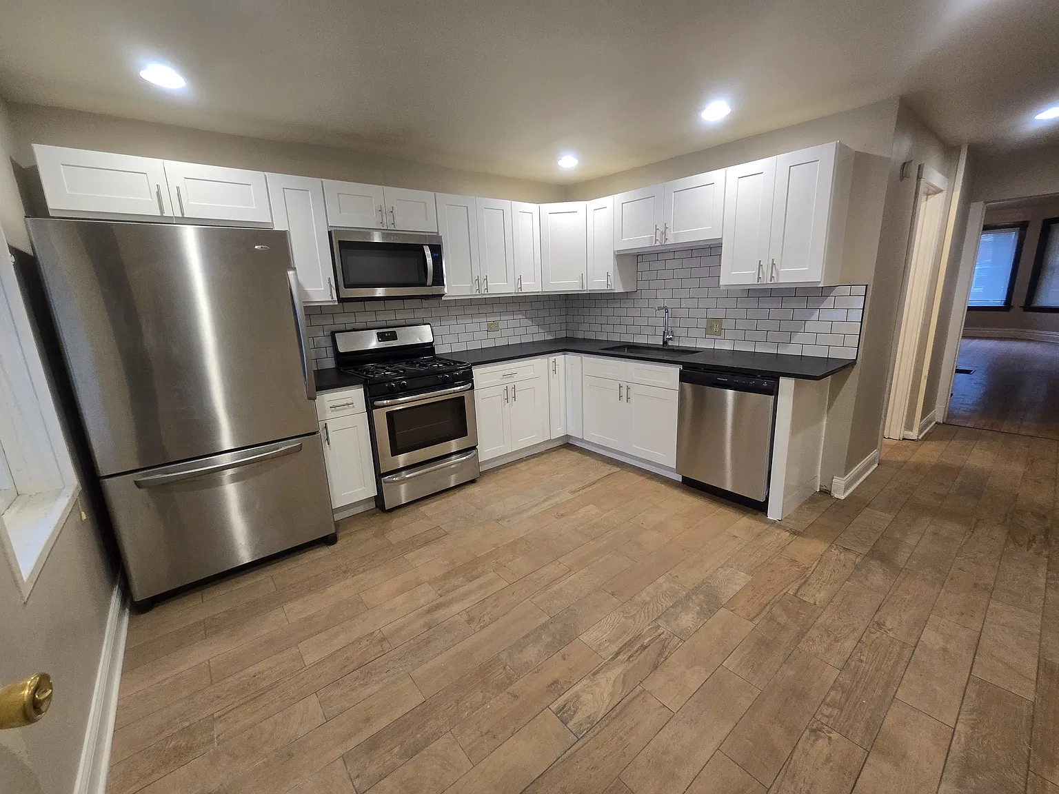 2 bed, 1.0 bath, 1000 sqft, $1,400 — Photo 2
