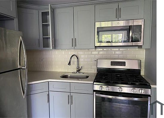2nd image of 828 Jackson Ave APT 2