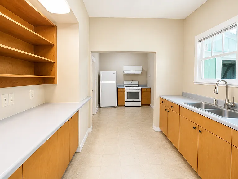 1402 NW 6th Pl — Photo 2