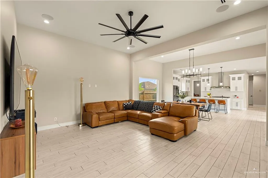 4 bed, 4.0 bath, 2536 sqft, $3,900 — Photo 3