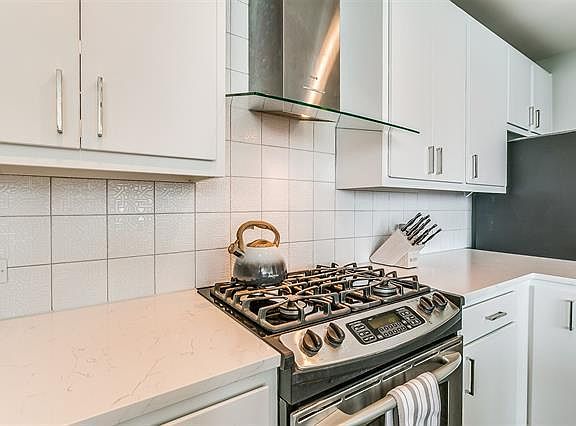 5th image of 500 Throckmorton St APT 3307