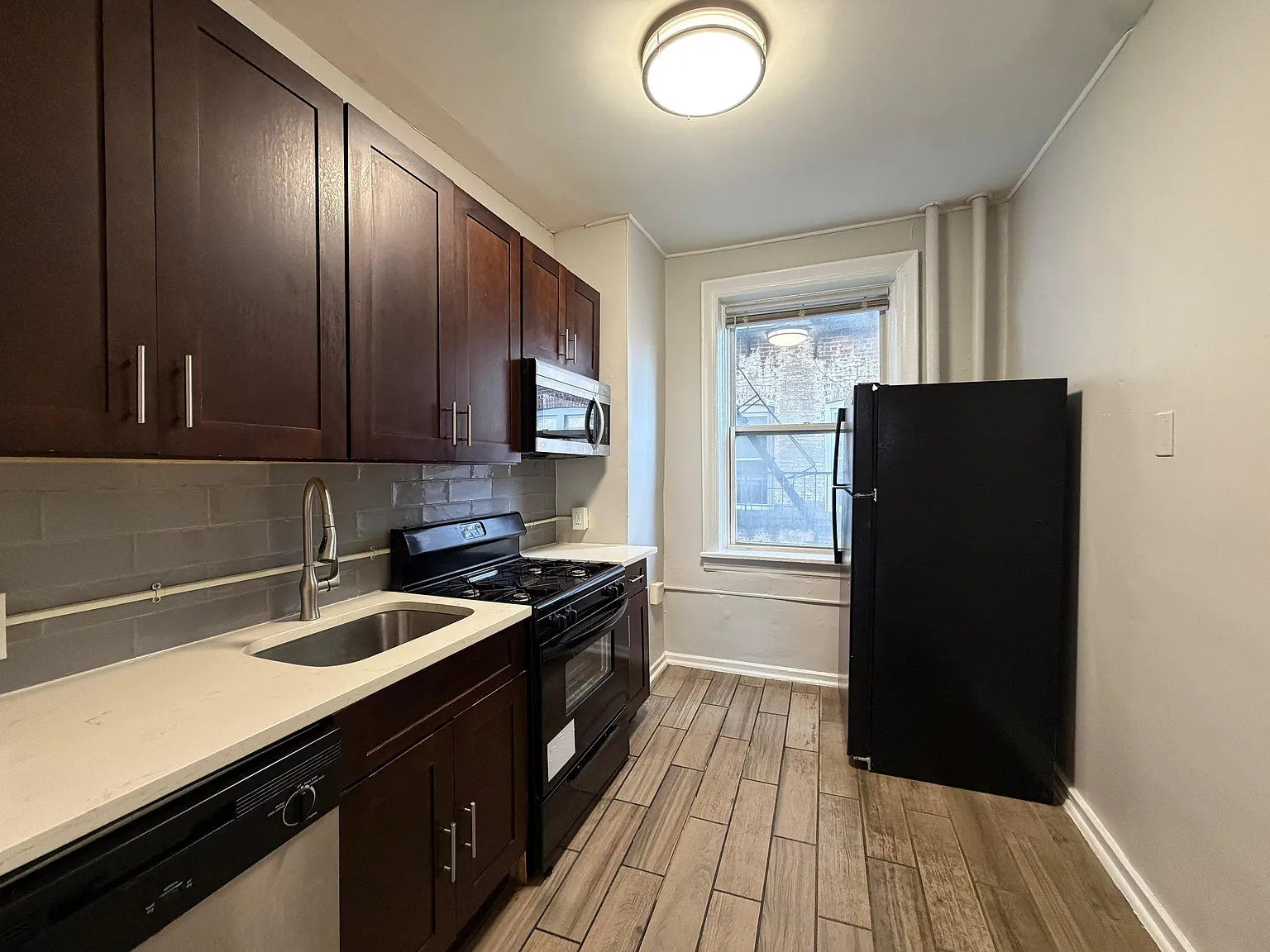 3 bed, 950 sqft, $2,295 — Photo 1