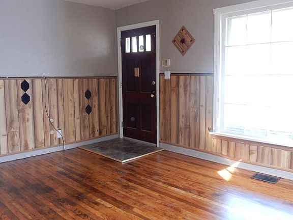 2nd image of 2824 Oakridge Dr