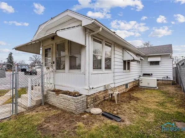 712 N Countyline St, Fostoria, OH 44830