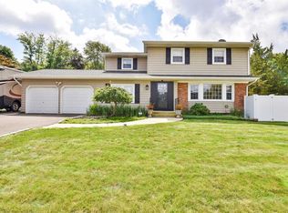 14 Orbit Ln, Hauppauge, NY 11788