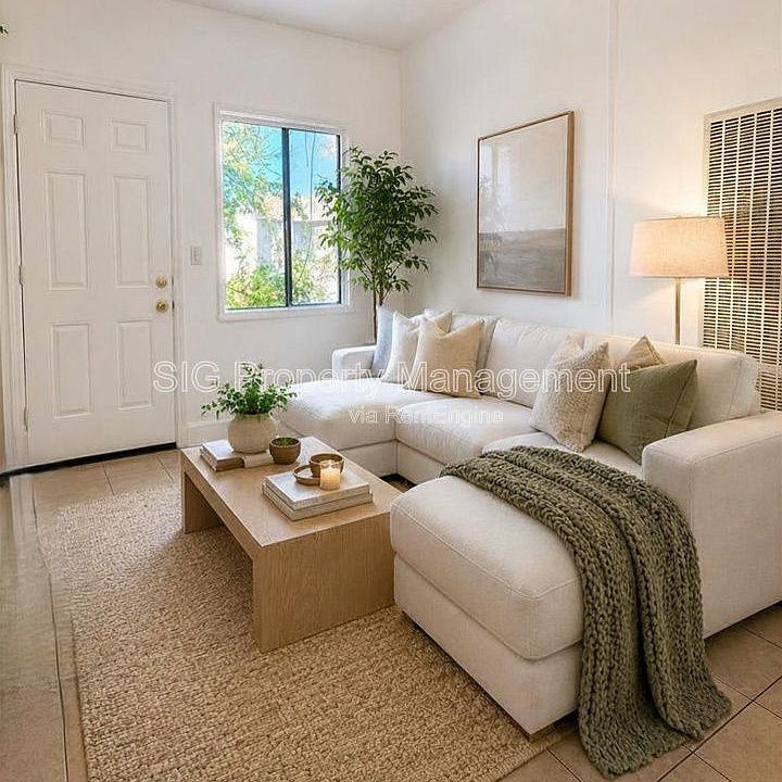 1st image of 10156 Helendale Ave #1/4