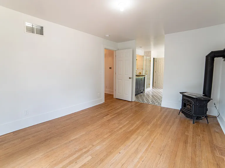 815 W 4th St — Photo 17