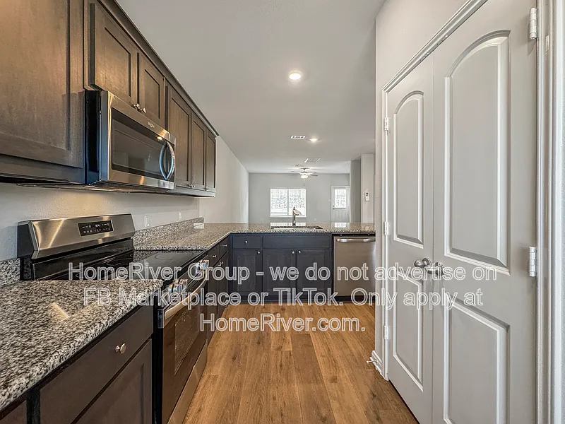 5 bed, 2.5 bath, 2505 sqft, $2,595 — Photo 2