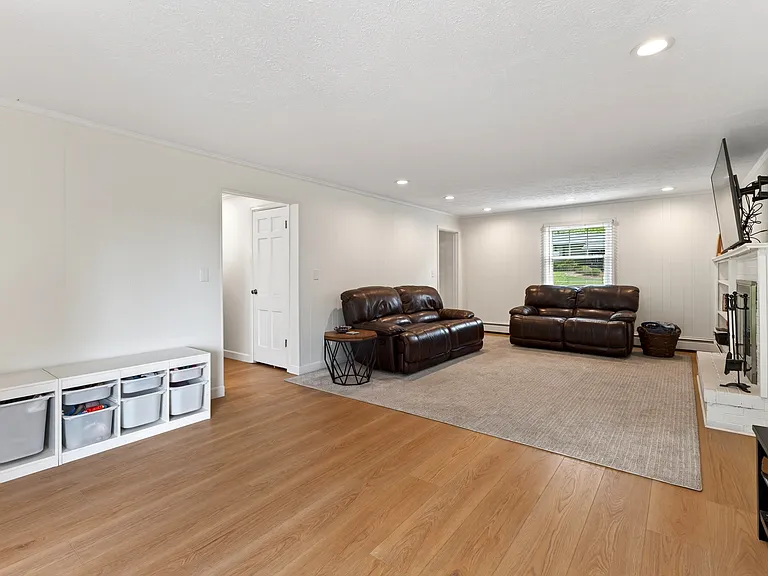 101 Davis Rd — Photo 11