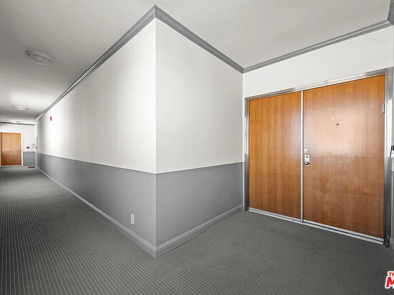106 N Croft Ave #301 — Photo 2