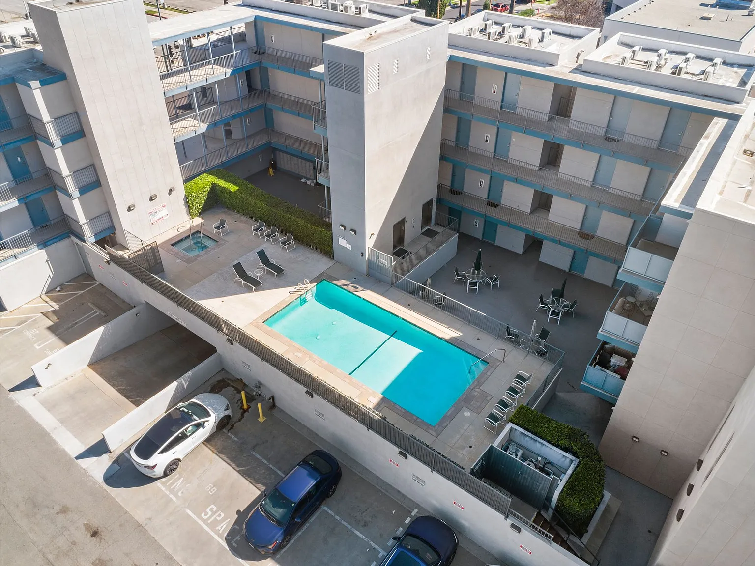 Aqua Courtyard Suites — Photo 4