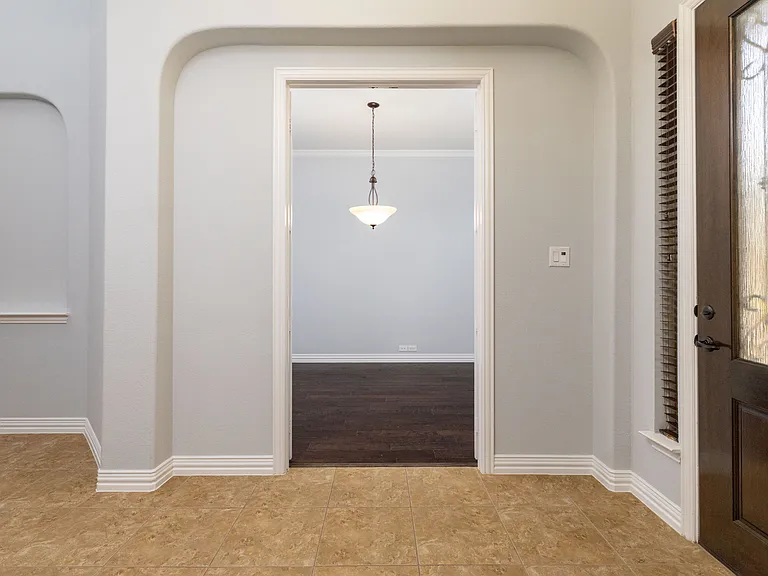 305 Dorset Ct — Photo 3
