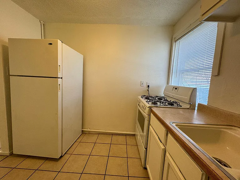 2410 N Clay St — Photo 6
