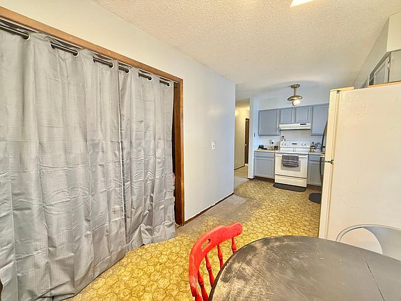 5th image of 611 Evergreen St