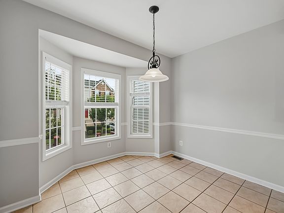 5th image of 567 Coventry Dr