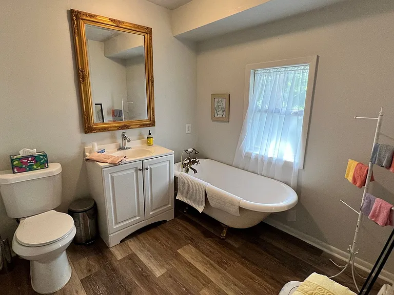 523 W Oak St — Photo 48
