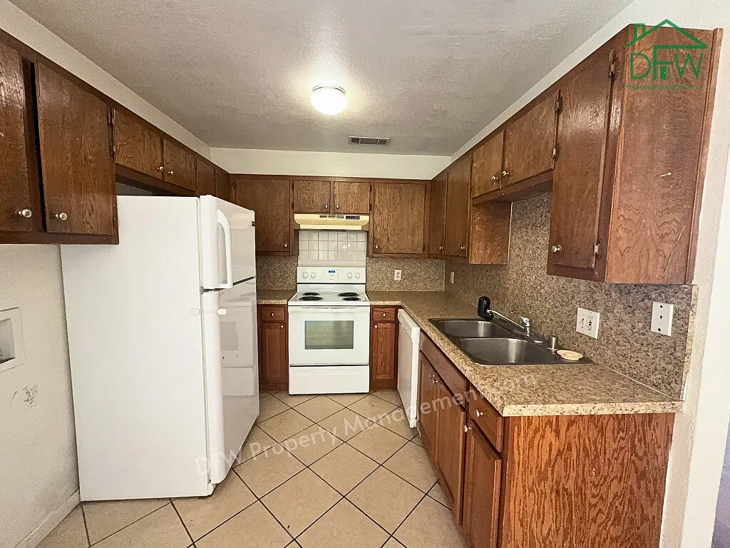 811 W Walnut St — Photo 2