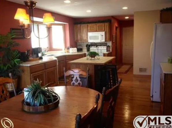 19385 Weathervane Dr, Macomb, MI 48044