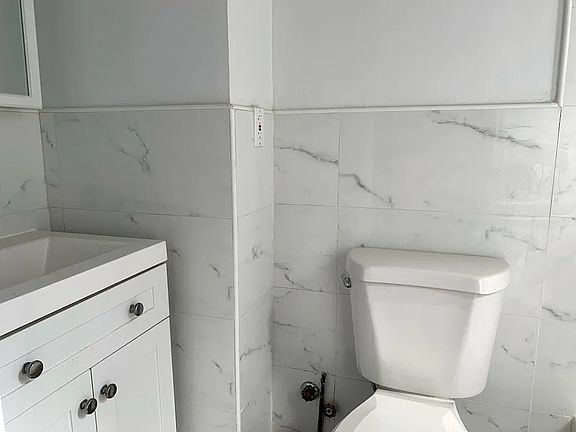 5th image of 656 Metropolitan Ave APT 1B