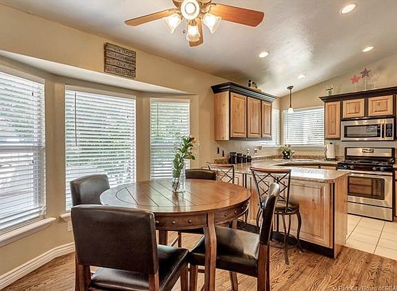 5th image of 1408 W Green Hedge Way
