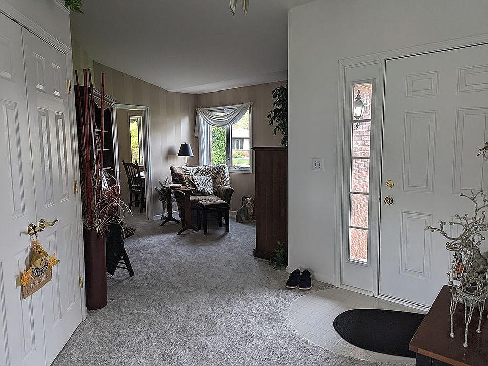 Foyer, closet & reading nook