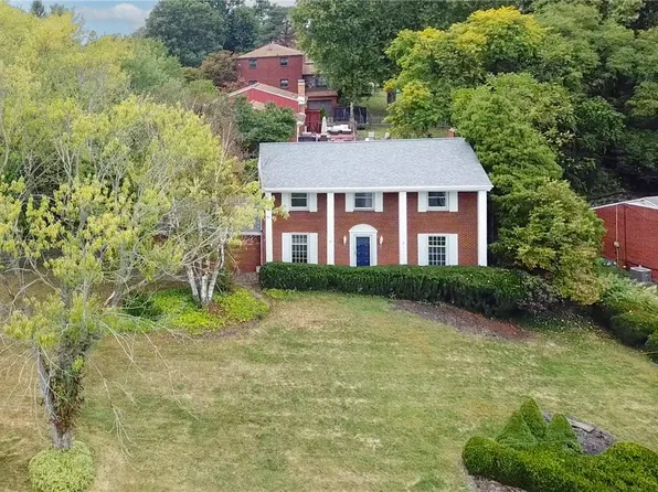 855 Lochlin Dr, Pittsburgh, PA 15243