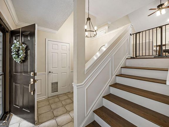 5th image of 1048 Creatwood Cir SE
