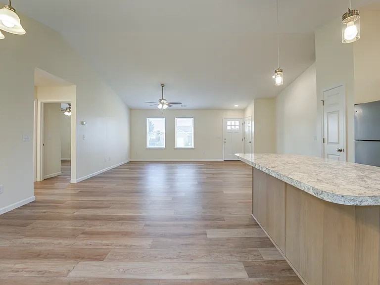 1013 Caroline Ave — Photo 10